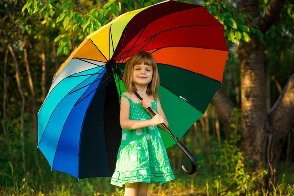 Felice Passeggiata Bambina Con Ombrello Multicolore Sotto Pioggia Estiva — Foto Stock