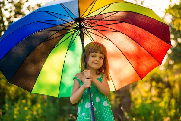 Caminhada Menina Feliz Com Guarda Chuva Multicolorido Sob Chuva Verão — Fotografia de Stock