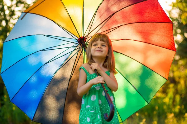 Felice Passeggiata Bambina Con Ombrello Multicolore Sotto Pioggia Estiva — Foto Stock