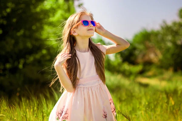 Retrato Niña Adorable Gafas Sol Campo Verano Verde —  Fotos de Stock