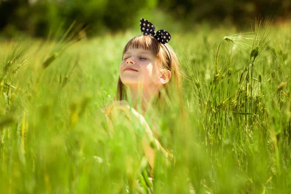 Portrét Krásné Děvčátko Uprostřed Zelené Letní Pole — Stock fotografie