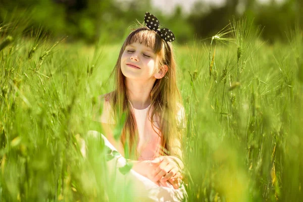 Portret Van Mooie Meisje Het Midden Van Groene Zomer Veld — Stockfoto