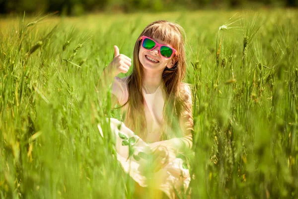 Retrato Niña Adorable Gafas Sol Campo Verano Verde —  Fotos de Stock