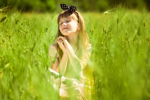 Középső Mező Zöld Nyári Gyönyörű Kislány Portréja — Stock Fotó
