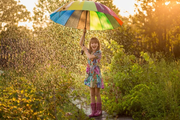 Felice Passeggiata Bambina Con Ombrello Multicolore Sotto Pioggia Estiva — Foto Stock