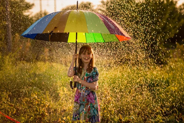 Fröhliches Kindermädchen Spaziert Mit Buntem Regenschirm Sommerregen — Stockfoto