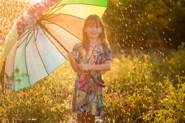 Ευτυχισμένο Παιδί Κορίτσι Πόδια Πολύχρωμη Ομπρέλα Υπό Βροχή Καλοκαίρι — Φωτογραφία Αρχείου