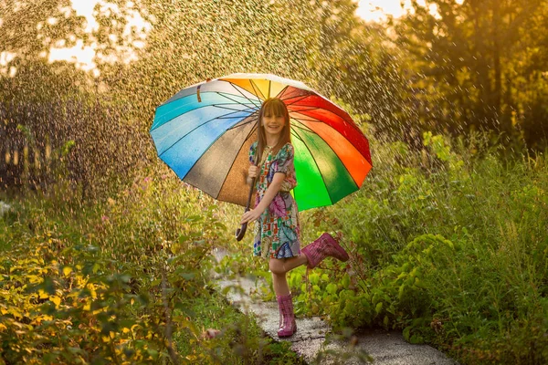 Felice Passeggiata Bambina Con Ombrello Multicolore Sotto Pioggia Estiva — Foto Stock