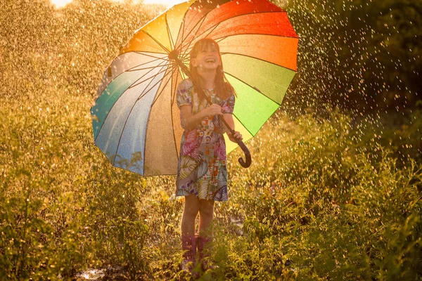 Boldog Gyermek Lány Séta Többszínű Esernyő Alatt Nyári Eső — Stock Fotó