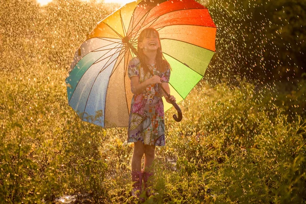 Caminhada Menina Feliz Com Guarda Chuva Multicolorido Sob Chuva Verão — Fotografia de Stock