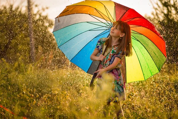 Caminhada Menina Feliz Com Guarda Chuva Multicolorido Sob Chuva Verão — Fotografia de Stock
