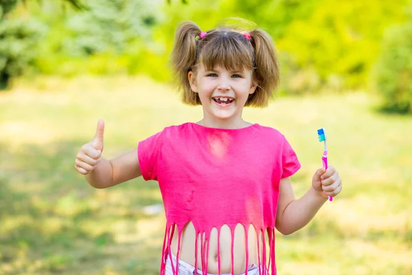 Feliz Niñita Lavándose Los Dientes Con Los Pulgares Hacia Arriba —  Fotos de Stock