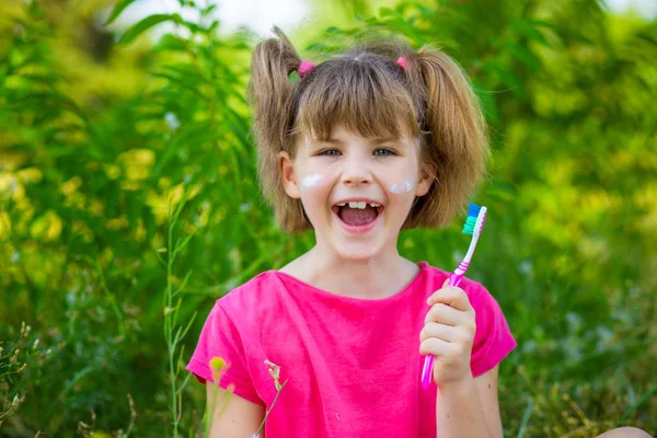 Feliz Niñita Cepillándose Los Dientes Higiene Dental Concepto Saludable —  Fotos de Stock