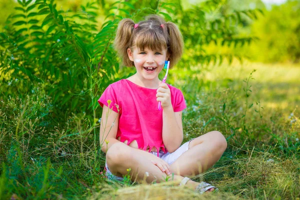 Счастливая Маленькая Девочка Чистит Зубы Гигиена Зубов Здоровое Понятие — стоковое фото