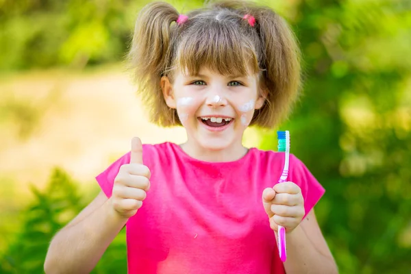 Feliz Niñita Lavándose Los Dientes Con Los Pulgares Hacia Arriba —  Fotos de Stock