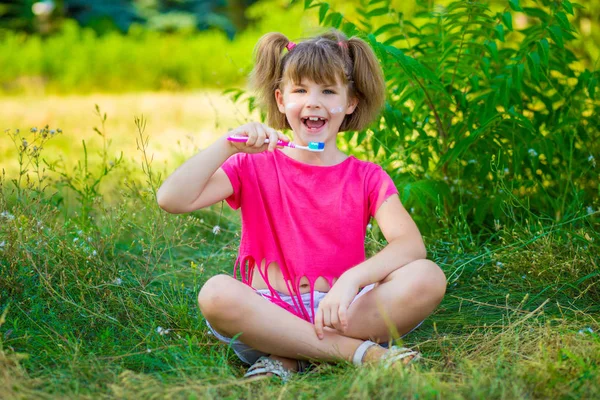 Glückliches Kleines Mädchen Beim Zähneputzen Zahnhygiene Gesundes Konzept — Stockfoto