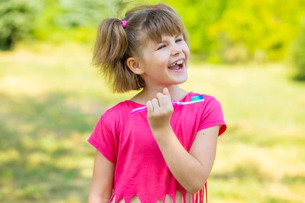 Ευτυχισμένη Κοριτσάκι Βουρτσίζετε Δόντια Της Στοματική Υγιεινή Υγιή Αντίληψη — Φωτογραφία Αρχείου