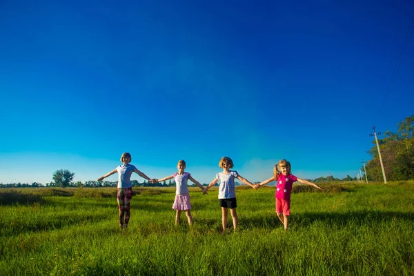 Duża Grupa Dzieci Biegają Dziedzinie Lato Tle Niebieskiego Nieba — Zdjęcie stockowe