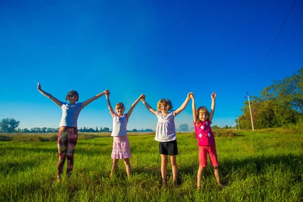 Grande Grupo Crianças Correndo Campo Verão Com Fundo Azul Céu — Fotografia de Stock