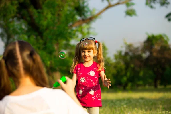 Madre Joven Hija Pequeña Jugando Parque Con Burbujas Jabón Amor —  Fotos de Stock