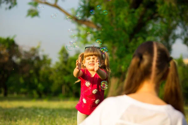 Молода Мати Маленька Донька Грають Парку Мильними Бульбашками Любов Сім — стокове фото