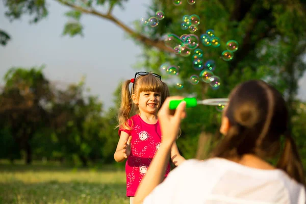 Junge Mutter Und Kleine Tochter Spielen Park Mit Seifenblasen Liebe — Stockfoto