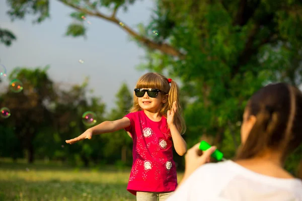 Junge Mutter Und Kleine Tochter Spielen Park Mit Seifenblasen Liebe — Stockfoto