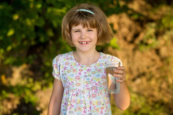 水のガラスと小さな女の子の子供を毎日を飲みます 健康的な習慣の概念 — ストック写真
