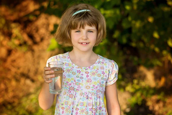 水のガラスと小さな女の子の子供を毎日を飲みます 健康的な習慣の概念 — ストック写真