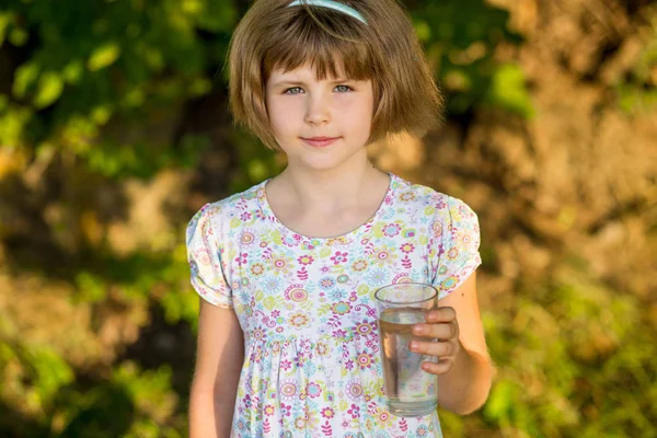 Klein Meisje Kind Met Glas Water Ochtend Drink Elke Dag — Stockfoto