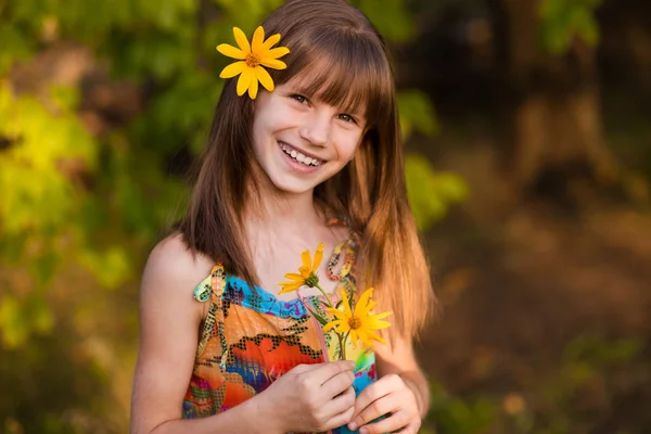 彼女の毛の花と愛らしい少女の肖像画 — ストック写真