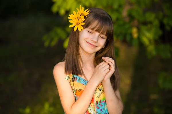 彼女の毛の花と愛らしい少女の肖像画 — ストック写真