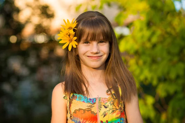 Portret Van Schattig Meisje Met Bloemen Haar Haren — Stockfoto