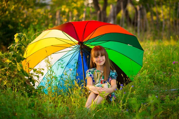 Щаслива Дівчинка Гуляє Різнокольоровою Парасолькою Під Літній Дощ — стокове фото