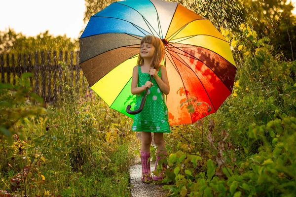 Caminhada Menina Feliz Com Guarda Chuva Multicolorido Sob Chuva Verão — Fotografia de Stock