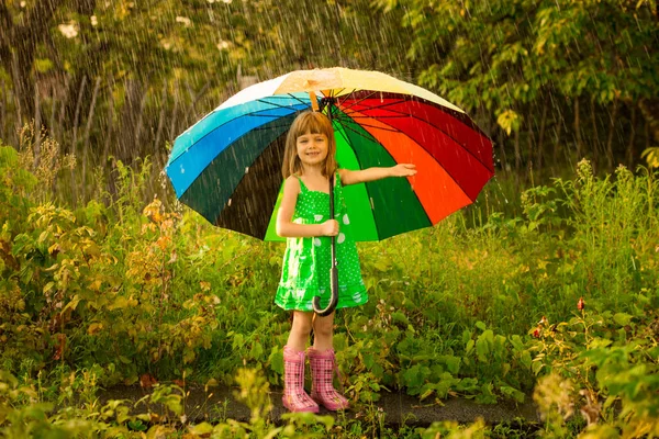Ευτυχισμένο Παιδί Κορίτσι Πόδια Πολύχρωμη Ομπρέλα Υπό Βροχή Καλοκαίρι — Φωτογραφία Αρχείου