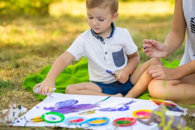 Küçük bir şey yaz Park çocuk boya konsantre