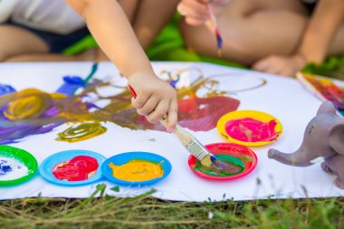 Çocuk yaz parkta çekmek. Sanat kavramı