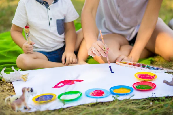 Anne ve oğlu açık çizin. Mutlu aile kavramı