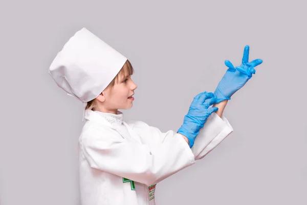 Χαμογελαστό Κοριτσάκι Ιατρικά Γάντια Ομοιόμορφη Και Μπλε Βλέπουν Φωτογραφική Μηχανή — Φωτογραφία Αρχείου