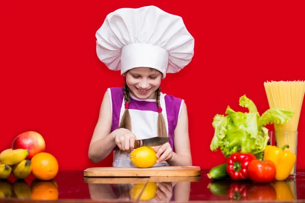 Niña Feliz Uniforme Chef Corta Fruta Cocina Chef Niños Concepto — Foto de Stock