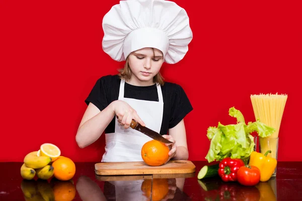 Niña Feliz Uniforme Chef Corta Fruta Cocina Chef Niños Concepto — Foto de Stock