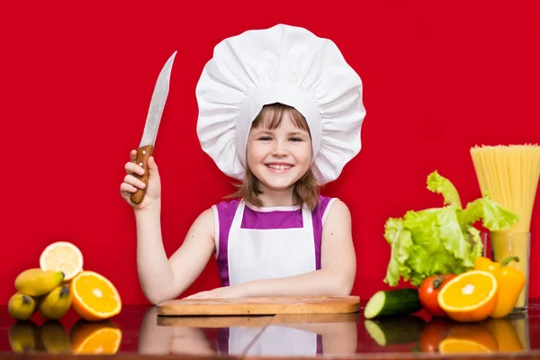 Счастливая Девочка Форме Шеф Повара Режет Овощи Кухне Детский Повар — стоковое фото