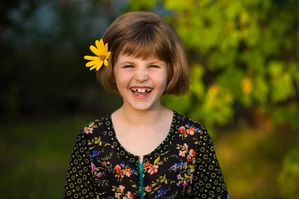 彼女の毛の花と愛らしい少女の肖像画 — ストック写真