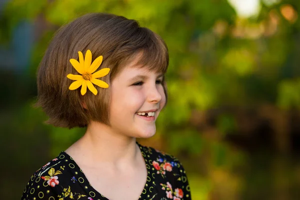 彼女の毛の花と愛らしい少女の肖像画 — ストック写真