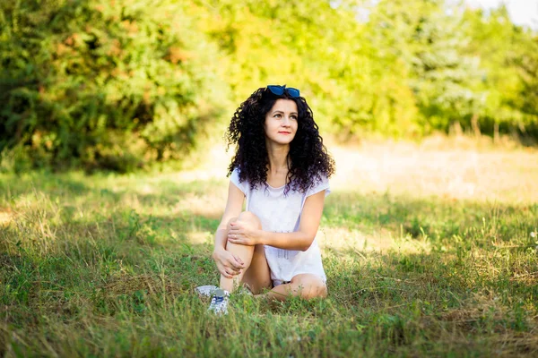 Mooie Gekrulde Vrouw Poseren Gras Zonnige Dag — Stockfoto