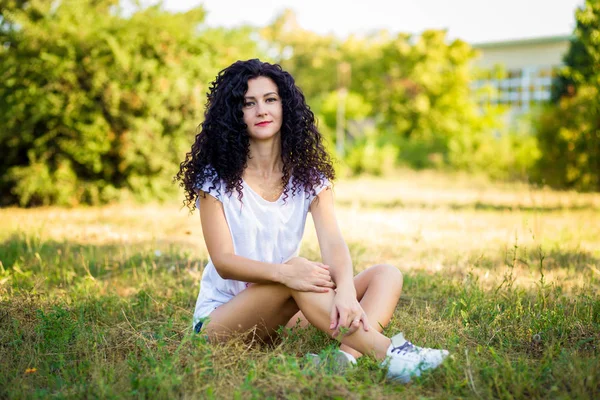 Mooie Gekrulde Vrouw Poseren Gras Zonnige Dag — Stockfoto