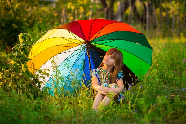 Щаслива Дівчинка Гуляє Різнокольоровою Парасолькою Під Літній Дощ — стокове фото