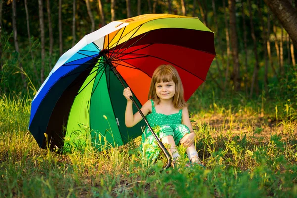 Caminhada Menina Feliz Com Guarda Chuva Multicolorido Sob Chuva Verão — Fotografia de Stock