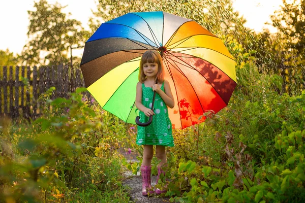 Szczęśliwe Dziecko Dziewczynka Chodzić Wielobarwny Parasol Pod Letni Deszcz — Zdjęcie stockowe